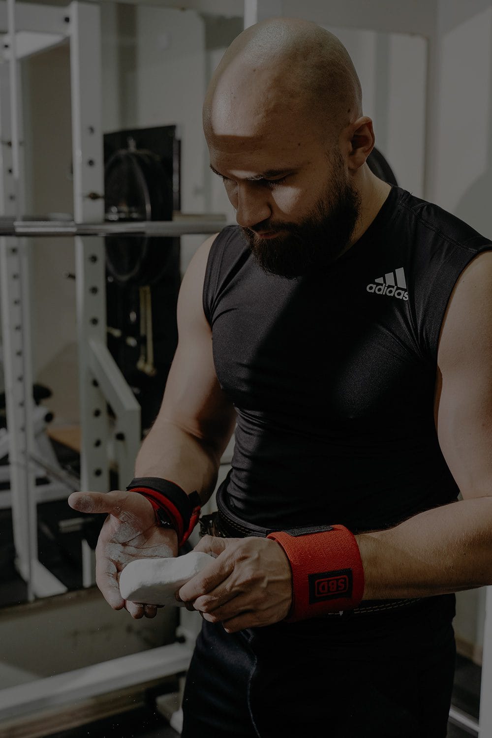 Man lifting weights in gym – alt: strength training testosterone boost