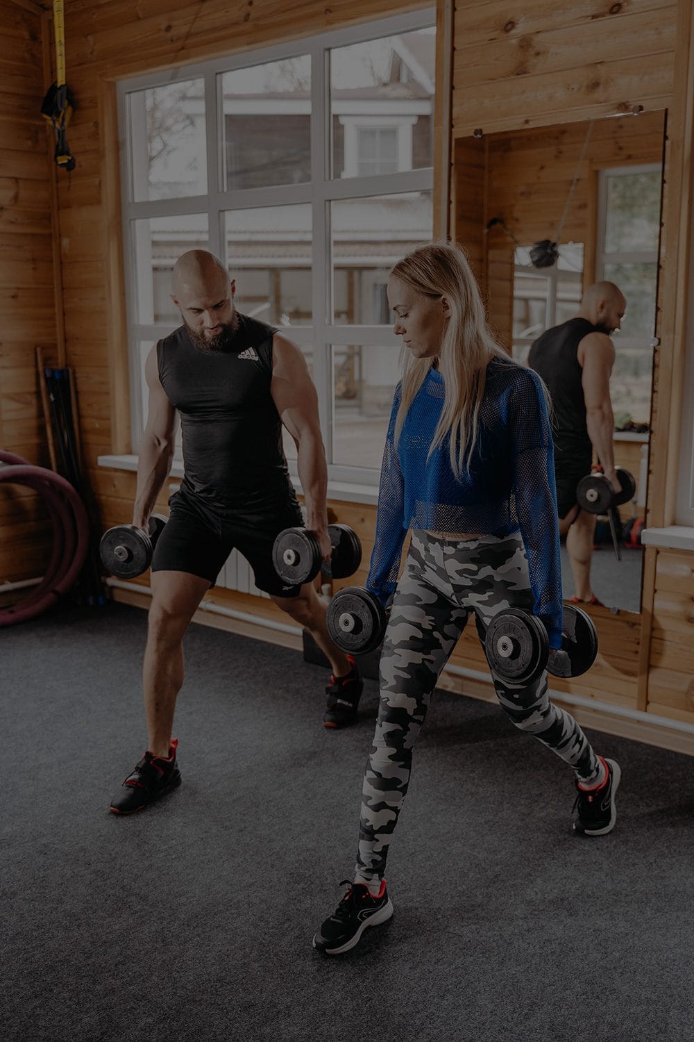 Man doing deadlifts with barbell – alt: compound exercise for men’s hormones